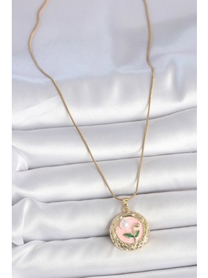 Norino 316L Çelik Gold Renk Zincir Pembe Çiçek Işlemeli Inci Detay Portre Model Kadın Kolye