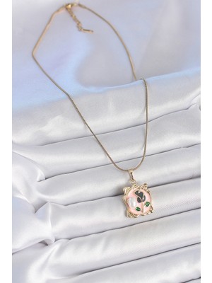Norino 316L Çelik Gold Renk Zincir Pembe Mineli Çiçek Işlemli Inci Detay Portre Model Kadın Kolye