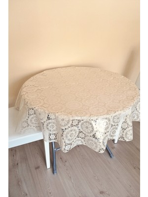 Özgürce Şeffaf Muşamba Masa Örtüsü, Yuvarlak, Krem, 137 cm Çap, Dantelli Görünüm