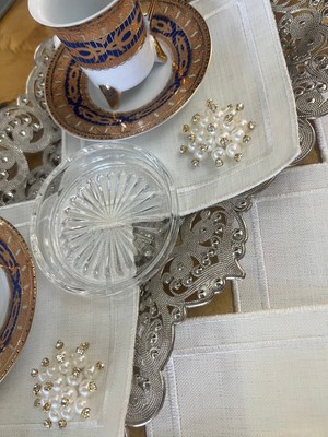 Minoza 6 Adet Inci Broşlu Ekru Nakışlı Leke Tutmaz Keten Gardenya Kumaş Kokteyl & Kahve Yanı Sunum Peçetesi