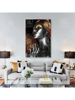 Özgürce Elinde Ananas Tutan Model Gold Saç Aksesuarlı Dikey Kanvas Tablo