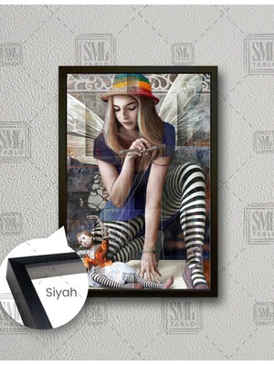 SML Tablo Kuklasıyla Oynayan Kanatlı Kız  Dikey Çerçeveli Kanvas Tablo
