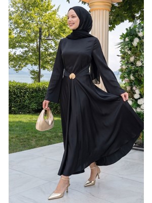 inStyle Eteği Allerli Broşlu Siyah Saten Elbise