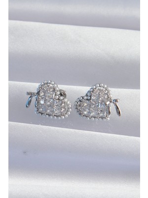 Ronanna Pirinç Gümüş Renk Fiyonk Detay Incili Zirkon Taşlı Kalp Küpe - Lisinya