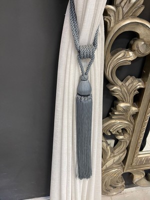 Özgürce Mavi Ipek Püsküllü Özel Tasarım Perde Sarkıtı, Şık ve Zarif Detaylar