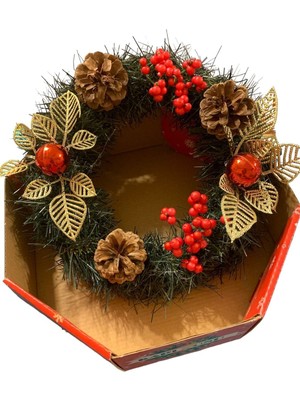 Özgürce Yılbaşı Kapı Süsü, Kozalaklı Çelenk, 24 Cm, Dekoratif Kapı Çelengi