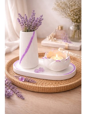 Özgürce Lavanta Temalı 3’lü Dekoratif Set, Beyaz Vazo, Lotus Mumluk ve Oval Tepsi