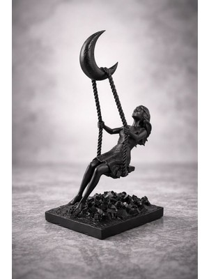 Özgürce Ay’da Sallanan Kız Dekoratif Obje, Şirin ve Renkli Hediye Süsü