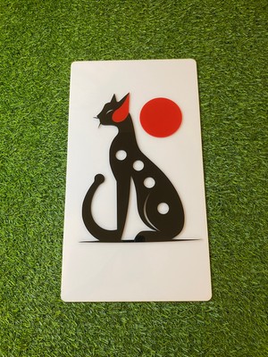 Çakra Siyah Pleksi Kedi Tablo – Modern Minimalist Duvar Dekoru | Kırmızı Detaylı Şık Tasarım, Ev & Ofis Dekorasyonu