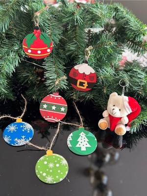 Özgürce 6'lı Yılbaşı Ağacı Süsü ve Noel Şapkalı Dekoratif Ayıcık Anahtarlık Seti