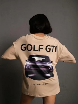 Efnaz Style Oversize Baskılı Tişört – Golf Gtı Retro Araba Desenli, Ön - Arka Dijital Baskı, Sokak Modası Stil - Bej