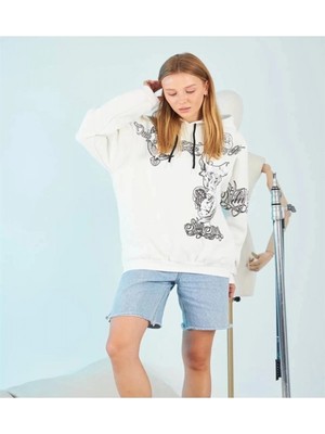 Efnaz Style Kapüşonlu Üç Iplik Sweatshirt – Beyaz Strong Heykel Baskılı, Rahat Kalıp, Kanguru Cepli Modern Tasarım
