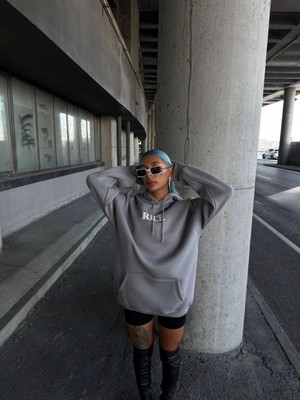 Efnaz Style Uzun Kol Kapşonlu Göğüs Baskılı Sweatshirt - Gri