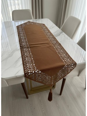 Minoza Sultan Model Kadife Kumaş Tül Detaylı Püsküllü Dekoratif Masa Örtüsü Runner