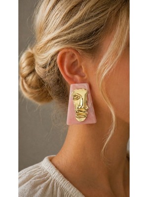 Love Charm Pudra Pembe Mermer Desenli Gold Figür Detaylı Büyük Küpe – Sanatsal & Şık Tasarım