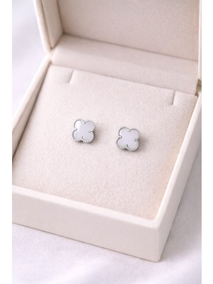 Youday Accessories Gümüş Renk Beyaz Yonca Figürlü Çelik Küpe Model 4 – Kararmaz, Paslanmaz, Minimal & Şık Kadın Küpesi