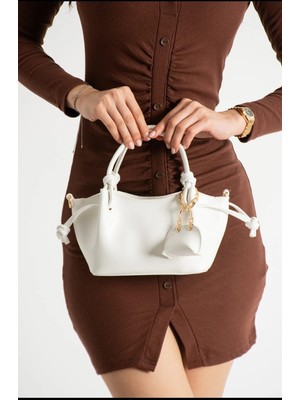 Özüm Çanta Kadın Charm Hediyeli El Kol ve Omuz Çapraz Çanta Beyaz