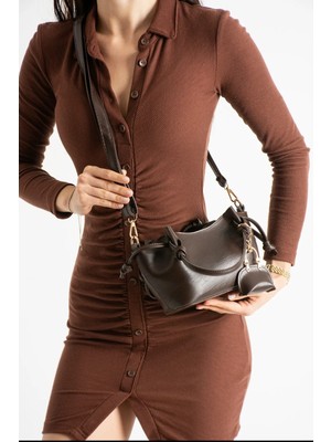 Özüm Çanta Kadın Charm Hediyeli El Kol ve Omuz Çapraz Çantası Kahverengi