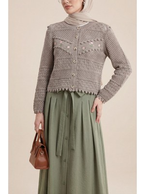 Moda Morfo Önü Çiçek Nakışlı Ponponlu Düğmeli Triko Hırka -Toprak