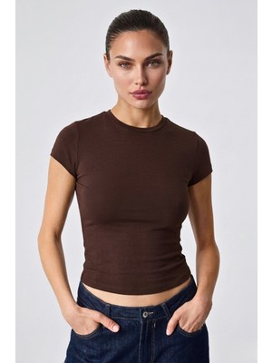 Guaraz Kadın Koyu Kahverengi Esnek Kumaşlı Vücuda Oturan Slim Fit Bisiklet Yaka Basıc T-Shirt