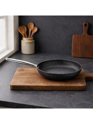Falez Black Line Granit Düz Tava 22 cm Siyah Renk ile Uzun Ömürlü Pişirme Deneyimi