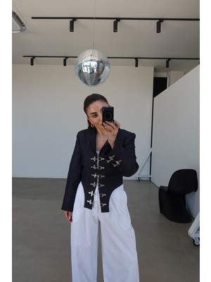 Özge Özgenç Agraflı Ceket