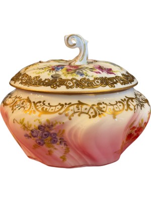 TT Çok Nadir Meissen Damgalı Üzeri Tamamen El Boyama Gofre Işçilikli Eşsiz Porselen Bonboniyer 11 cm Çapında 9 cm Yüksekliğinde