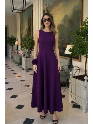 Laranor Mürdüm Yasemin Modeli Yuvarlak Yaka Gül Aksesuar Detaylı Şık Maxi Boy Kloş Elbise 25L8224