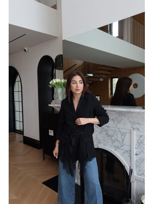 Özge Özgenç Dantel Detaylı Önden Bağlamalı Ceket