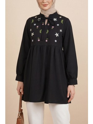 Moda Morfo V Yaka Bağlamalı Yakası Fırfırlı Çiçek Nakışlı Poplin Tunik -Siyah