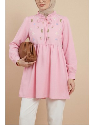 Moda Morfo V Yaka Bağlamalı Yakası Fırfırlı Çiçek Nakışlı Poplin Tunik -Pembe