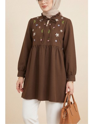 Moda Morfo V Yaka Bağlamalı Yakası Fırfırlı Çiçek Nakışlı Poplin Tunik -Kahve