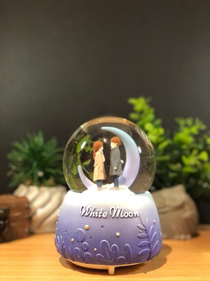 Lapidaria Çiko Toys Hilal Ay Yanında Buluşan Romantik Çiftler Büyük Boy Müzikli ve Işıklı Püskürtmeli Kar Küresi