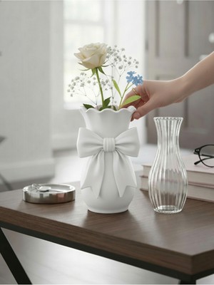 Handanca Beyaz Dekoratif Vazo Kurdele Detaylı – Modern Ev Aksesuarı