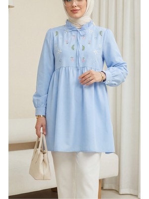 Moda Morfo V Yaka Bağlamalı Yakası Fırfırlı Çiçek Nakışlı Poplin Tunik -Bebe Mavi