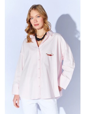 Manche Broş Detaylı V Yaka Poplin Gömlek - Pudra | MKS1610532-1