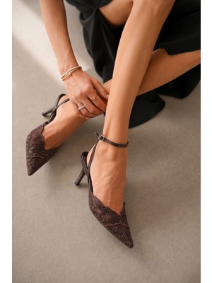 Selin Shoes Lacena Bilek Kemer Ayarlanabilir Toka ve Dantel Detaylı Sivri Burun Kadın Topuklu Ayakkabı- Acı Kahve