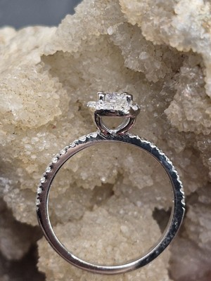 Aries 0.30CT H/sı1 Diamond - Çevre Taşları 0.20CT E/f -  2.00GR Igsl Sertifikalı Yüzük