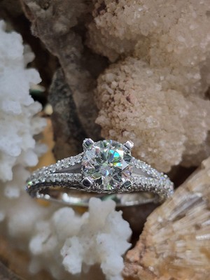 Aries 1.00CT Merkez Taş E/vs2/ex-Ex-Ex Pırlanta -  Çevre Taşları 0,87CT  E/f Pırlanta  -  3,36 gr Gıa Sertifikalı Yüzük