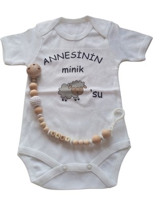 PremiumPort Minik Kuzusu Baskılı Badi ve Isimli Emzik Askısı Hediye Seti