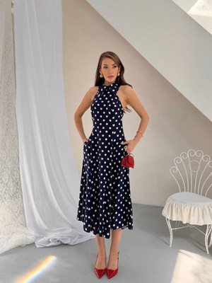 Madame Melek Premium Puantiyeli Halter Yaka Midi Elbise – Zarif ve Fonksiyonel Tasarım