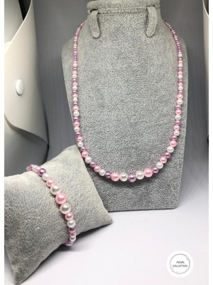 Pembe Tonlarındaki Incilerden Oluşan Kolye ve Bileklik Seti
