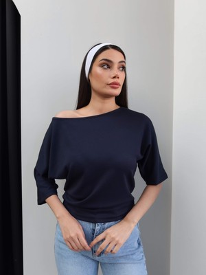 Esra Helvacı Kayık Yaka Düz Tshirt