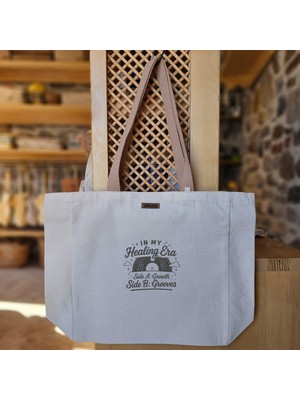 Bumudur Aksesuar Koyu Yeşil Logo Müzik ve Iyileşme Teması Temalı Modern Nostaljik Baskılı Naturel Kanvas Bez Çanta Açık Kahve Sap Beyaz Cırt Cırtlı Suluk Tutuculu - Küçük