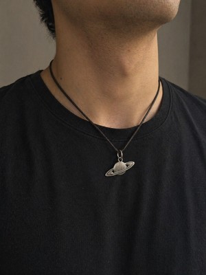 Herşey Nota Satürn Gezegen Figürlü Ipli Kolye Unisex Astronomi Temalı Hediye