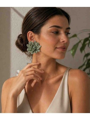 Myth Atelier Soft Green Glow El Yapımı Adaçayı Yeşili Lotus Çiçek Küpe - Özgün ve Şık