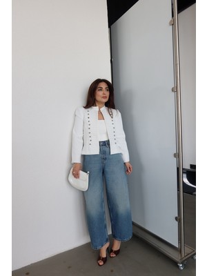 Özge Özgenç Nakış ve Düğme Detaylı Ceket