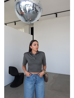 Özge Özgenç Polo Yaka Omuzu Vatkalı Tişört