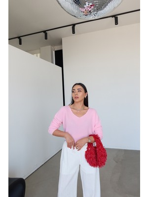 Özge Özgenç V Yaka Dökümlü Triko