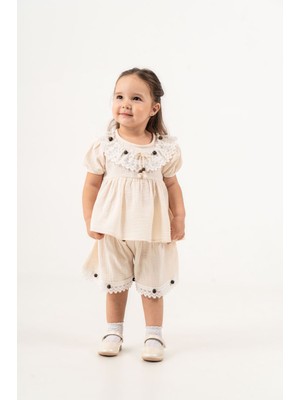 Kız Bebek 2’li Takım – Dantel Yaka Detaylı Müslin Bluz ve Şort Set (Pembe/bej)